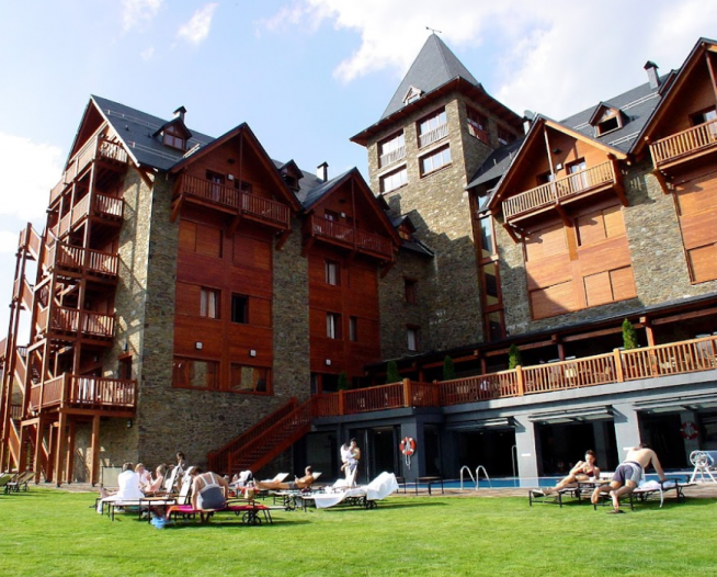 Hotel Saliecho, en la urbanización de Formigal, propiedad de Jesús Pellejero.