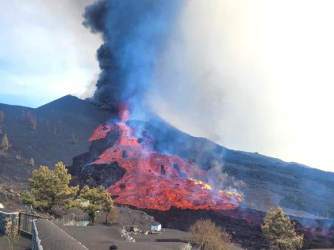 Coladas de lava descendiendo por la falda del volcán