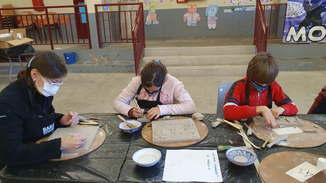 Varias personas elaboran las piezas de cerámica de Movera.