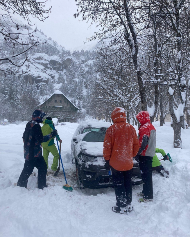 Coche atrapado en el acceso al balneario de Panticosa, que cierra la DGA.