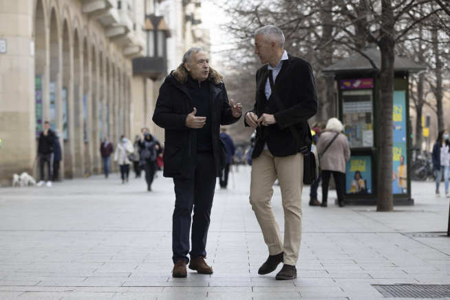 José Luis Violeta y Xavi Aguado dialogan en la plaza de España de Zaragoza.