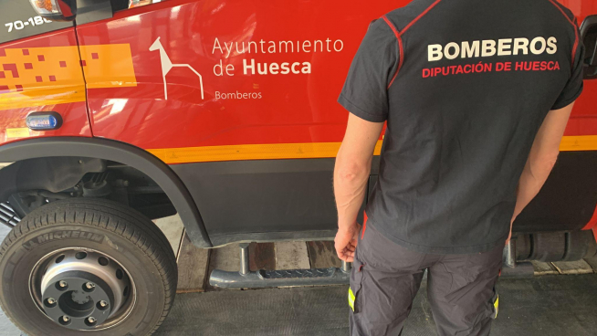 Un bombero del Ayuntamiento de Huesca con un pantalón del servicio del Ayuntamiento de Zaragoza.