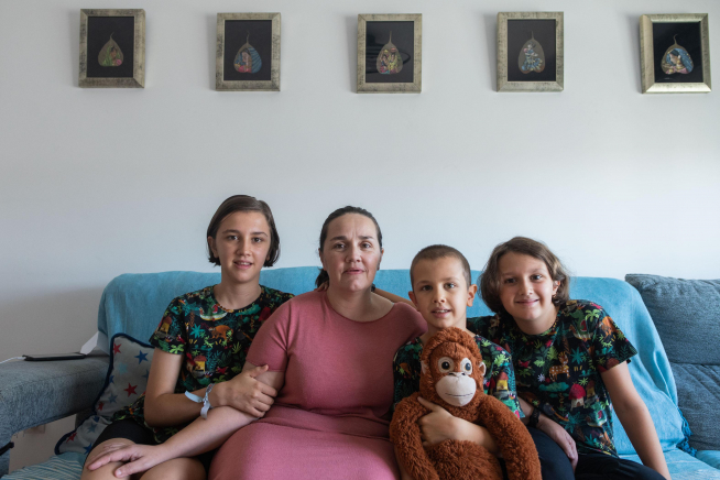 Araceli Constante junto a sus hijos Nazaret, de 14 años, Galilea (10) y Andrés (9), en su casa de Zaragoza.