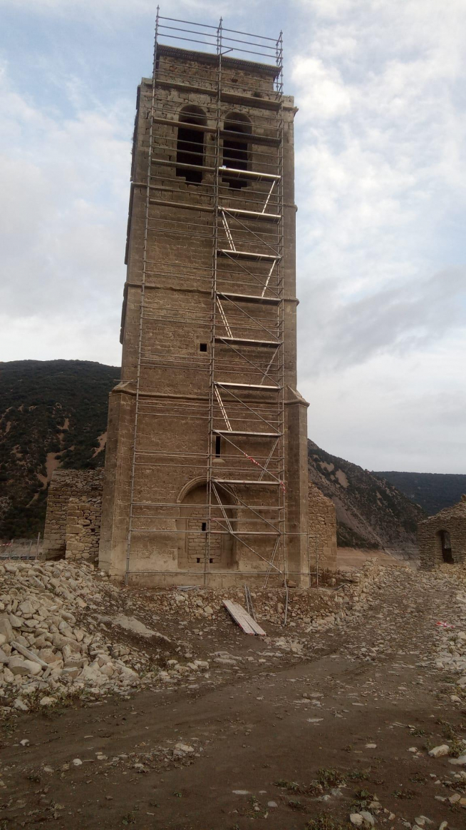 La torre de Mediano aparece desde hace unos días cubierta de andamios.
