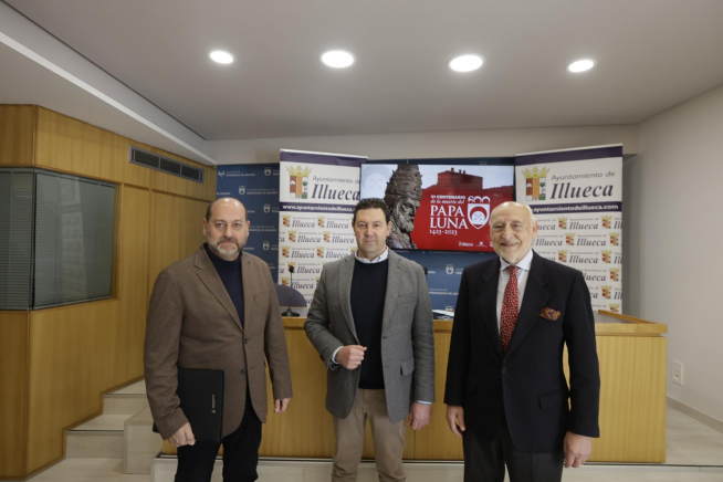 El alcalde de Illueca, Ignacio Herrero, entre el catedrático Germán Navarro (izquierda) y el jurista José Javier Forcén, esta mañana en la Asociación de la Prensa.