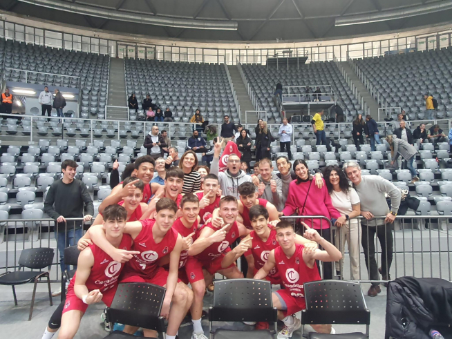 Los jugadores del Casademont Zaragoza junior celebran el triunfo en Croacia.