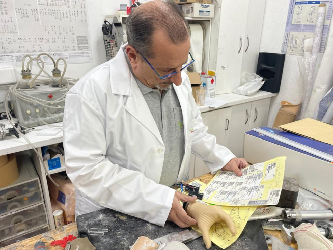 Enrique Huertos, trabajando en su ortopedia