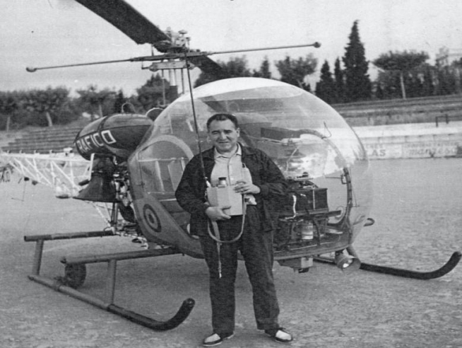 Antonio Monzón, delante del helicóptero que utilizaba en los 60 para combatir los incendios forestales.