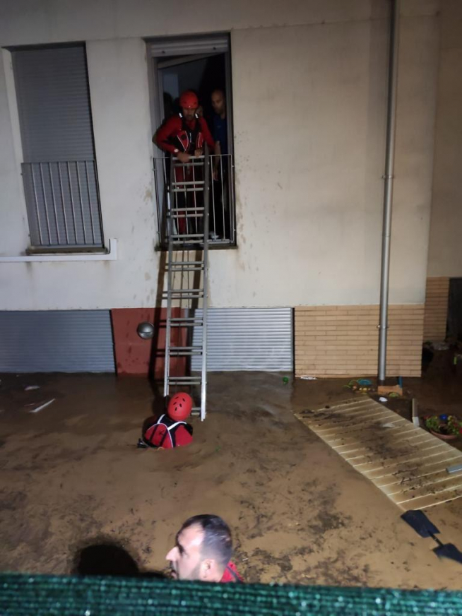 Los bomberos, durante la operación de rescate de varios vecinos en Pomar de Cinca.