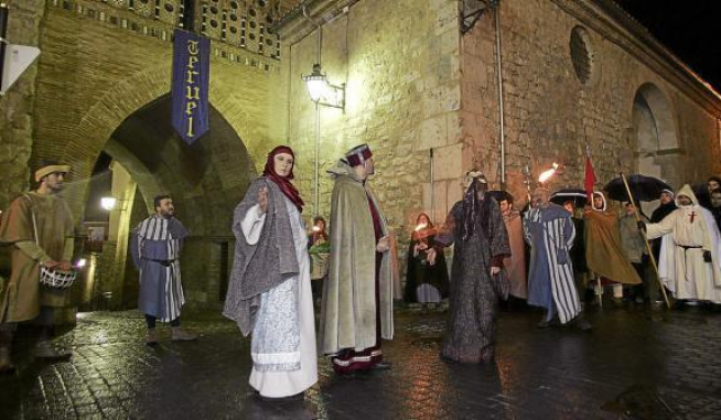 Un momento de la representación en la Puerta de la Andaquilla, bajo la torre de San Martín.
