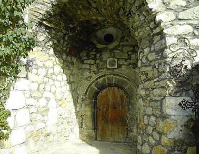 La puerta de acceso a la iglesia de San Juan Bautista.