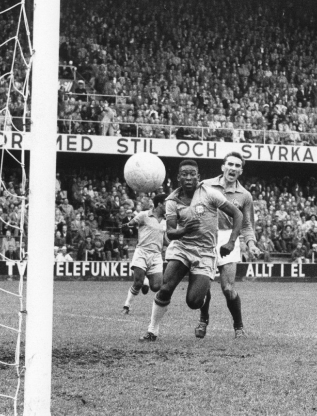 Pelé disputa un balón.