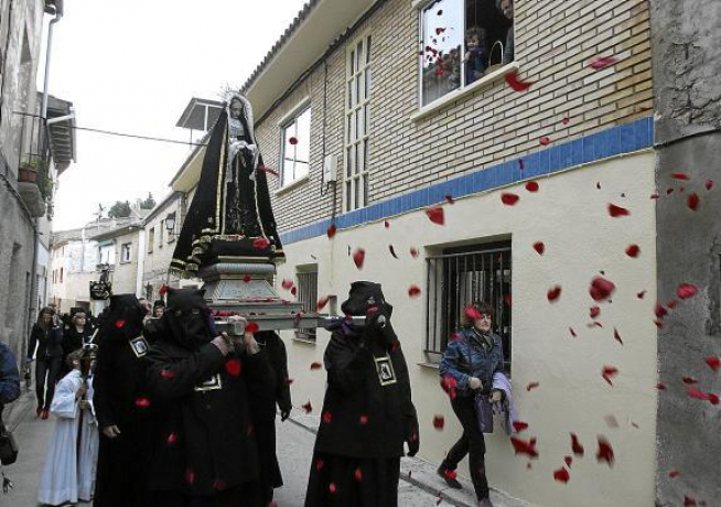 El paso de la Dolorosa recibió una lluvia de pétalos de flores de los vecinos de Alcalá de Gurrea.