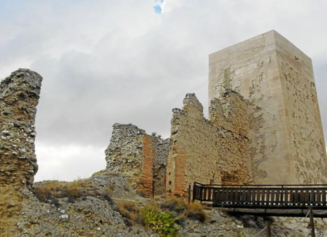 En la imagen puede verse la torre ya rehabilitada y una de las pasarelas instaladas.