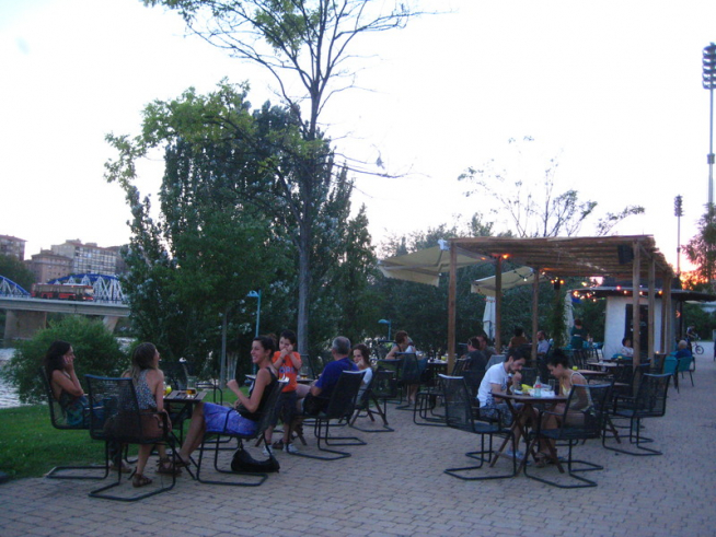 Le Pastis, una terraza con ambiente francés junto al puente de Hierro.