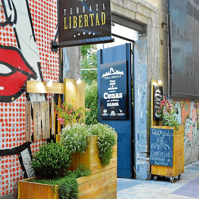 Hay espacios cubiertos en la zona de restaurante, y otros más abiertos pensados para disfrutar de la primera copa.