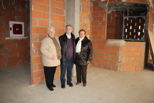 El alcalde, Joaquín Lafaja, ayer, junto a dos vecinas en la sala principal del Centro de Día.