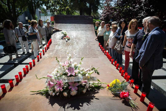 Monumento en Zaragoza en memoria de los fallecidos en el accidente del Yak-42.