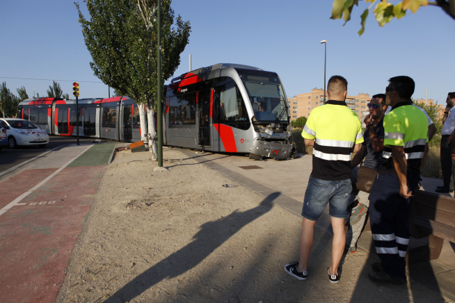 Un coche de la Policía Nacional tumba una señal del tranvía en el centro de  Zaragoza