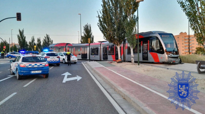 Un coche de la Policía Nacional tumba una señal del tranvía en el centro de  Zaragoza