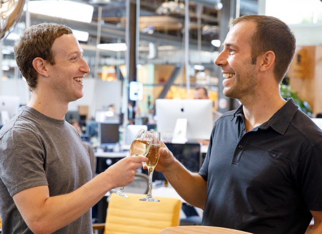Mark Zuckerberg, fundador de Facebook y el sabiñanense Javier Oliván.
