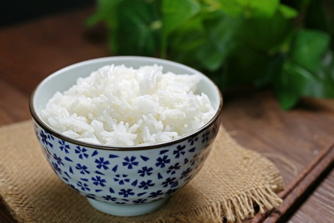 Es recomendable consumir el arroz recién hecho por su textura y porque pueden desarrollarse bacterias.