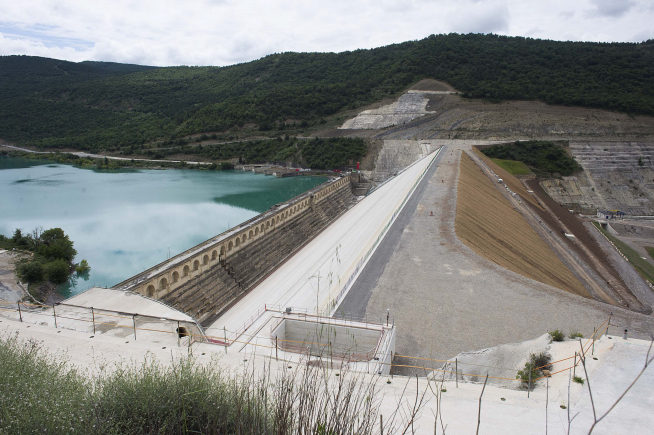 La nueva presa de Yesa ha llegado a su coronación 18 años después de contratarse las obras.
