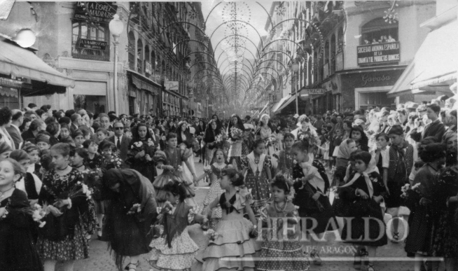 Ofrenda a la Virgen del Pilar en Zaragoza en 1958. La primera ofrenda de Flores de la historia.