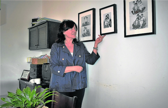 Yolanda Castelló mira en su casa de Benabarre las fotos de sus hijos de hace unos años