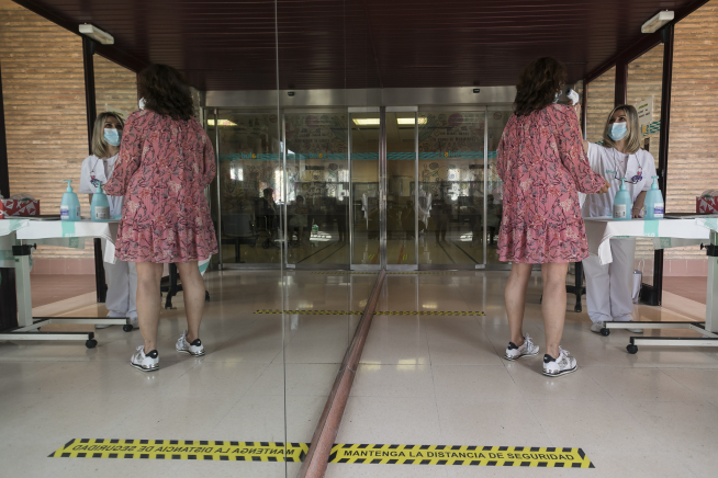 Entrada al hospital Royo Villanova.