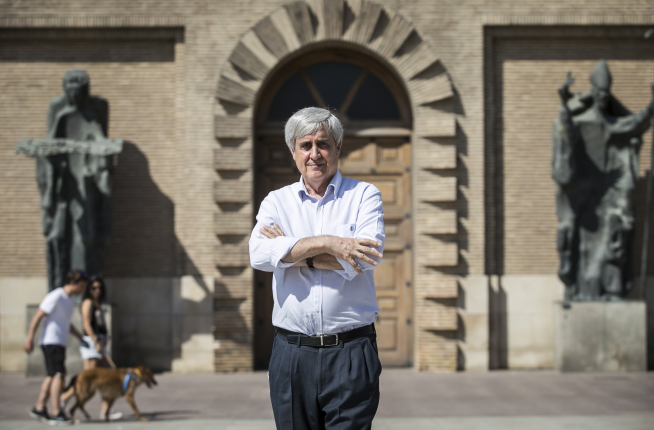 Juan José Badiola, ante la puerta del Consistorio zaragozano.
