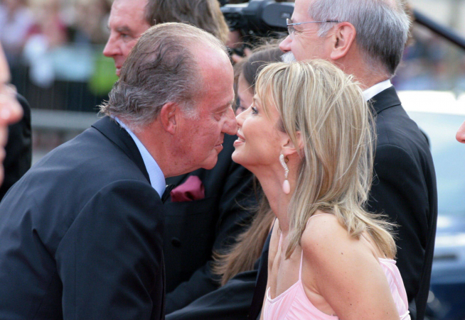 Don Juan Carlos saluda a Corinna Larsen