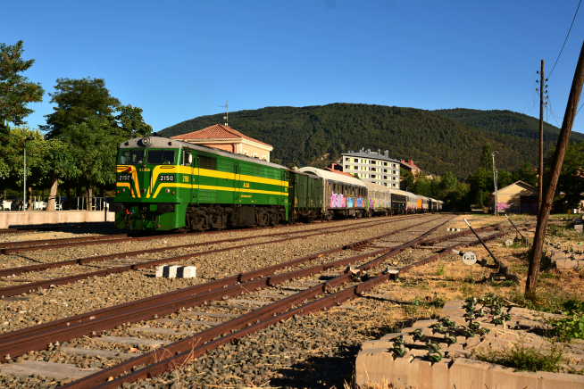 El tren, impulsado por la locomotora de Alsa, en la estación de Jaca