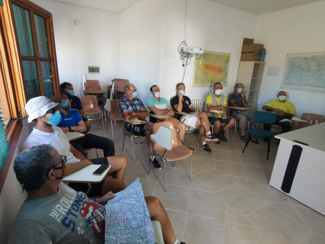 Reunión matinal de los pilotos en Santa Cilia