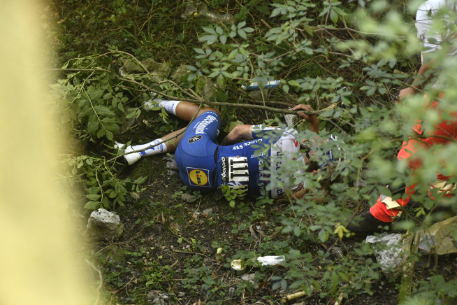 Remco Evenepoel tras la caída