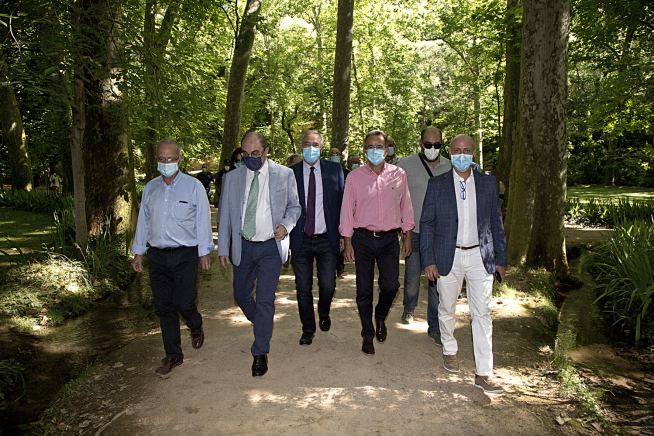 Javier Lambán ha paseado por el Monasterio de Piedra con representantes institucionales