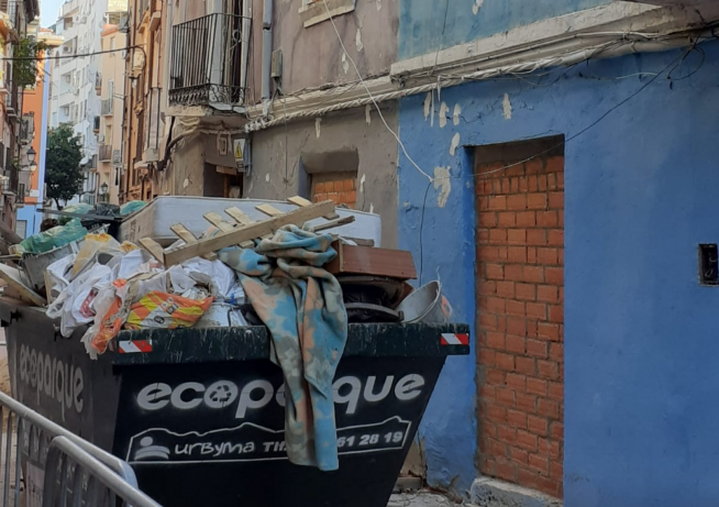 Suciedad en el entorno de la calle Pignatelli en Zaragoza