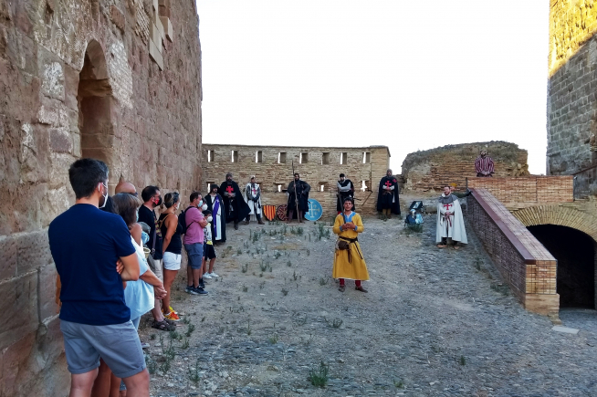 Un momento de la recreación histórica en el exterior del castillo de Monzón.
