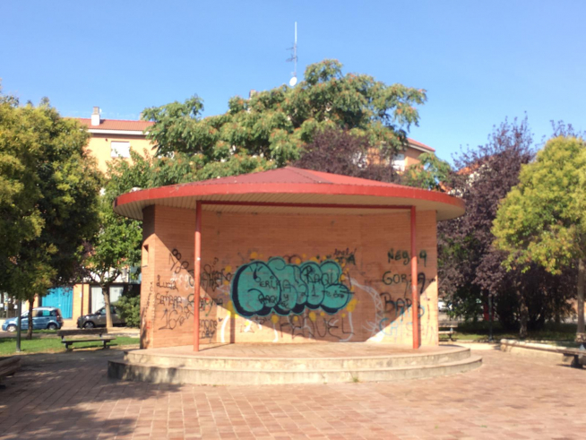 El quiosco de la plaza Armonía está descuidado y sucio