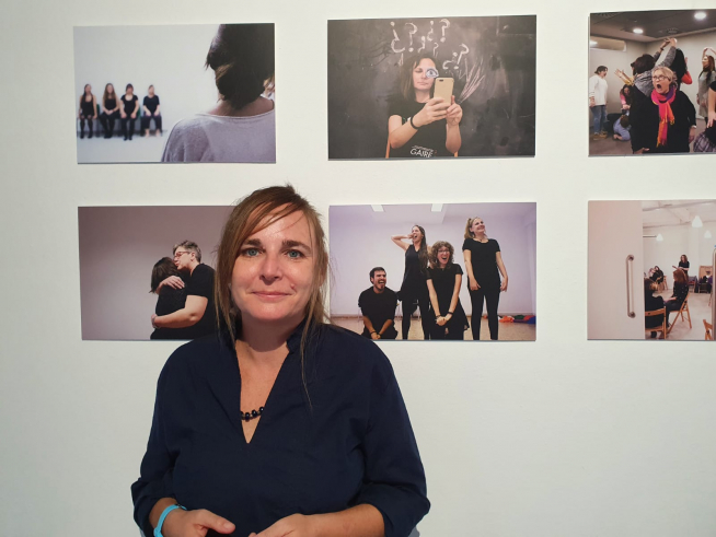 Diana Calvo con uno de sus retratos