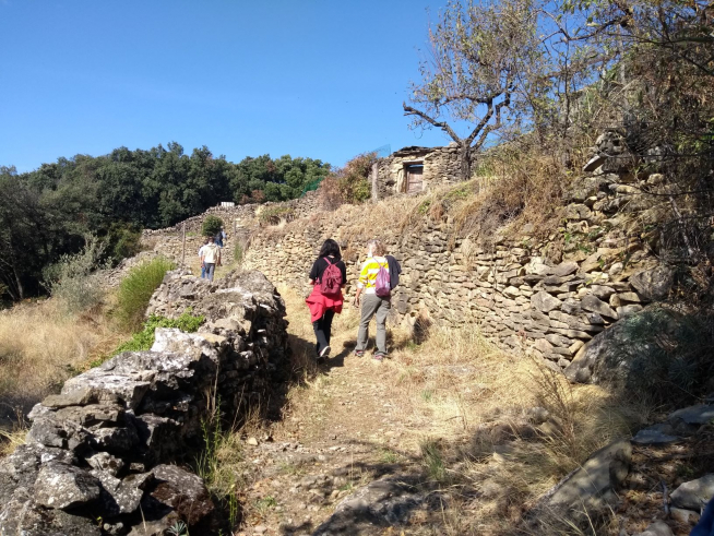 La artista Lucía Lorén, junto con autoridades, visitan los muros de Cheto en el valle de Rodellar