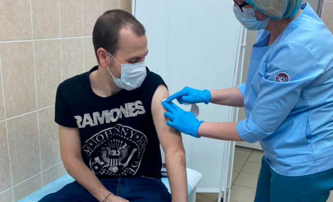 El aragonés es el primer extranjero al que se le ha administrado la vacuna.