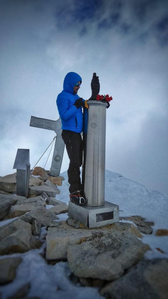 David Torrente depositó un ramo de rosas junto a la imagen de la Virgen del Pilar que hay en la cima del Aneto.