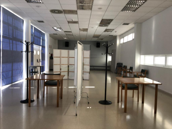 El salón de actos del Hogar de Personas Mayores de Ejea, preparado para la campaña antigripal.
