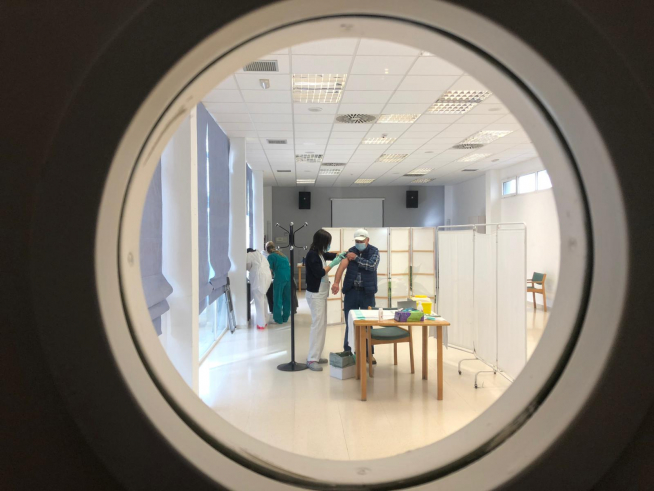 Inicio de la campaña de vacunación en Ejea, que se ha trasladado al Hogar de Personas Mayores.