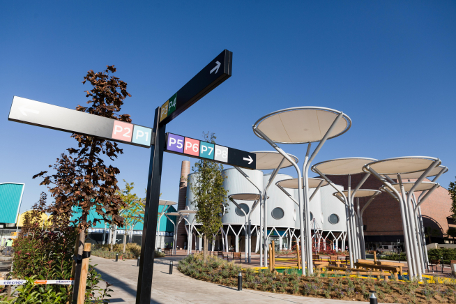 Zona 'welcome' del outlet con juegos para niños y un anfiteatro.
