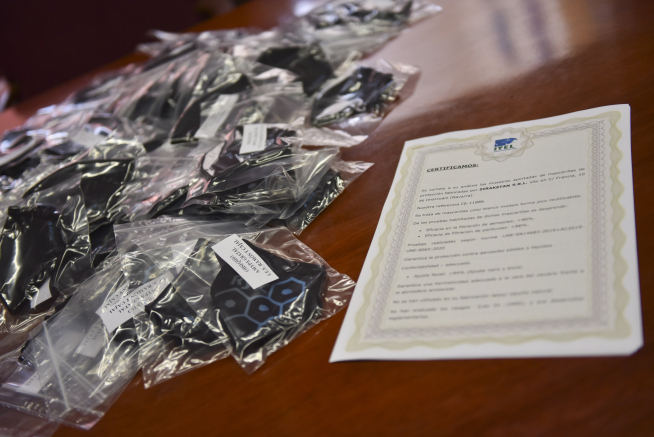 Imagen de las mascarillas reutilizables y personalizadas adquiridas por la Amypa del IES Ramón y Cajal para los más de 900 alumnos del centro.