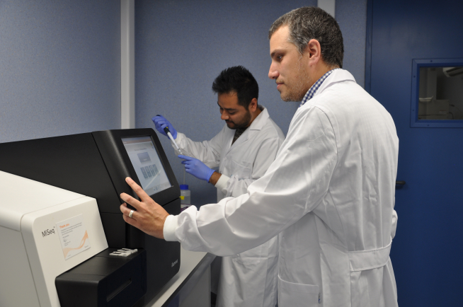 Iñaki Comas, durante un trabajo de laboratorio.