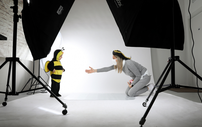 Niña disfrazada de abeja en el estudio de Funidelia.
