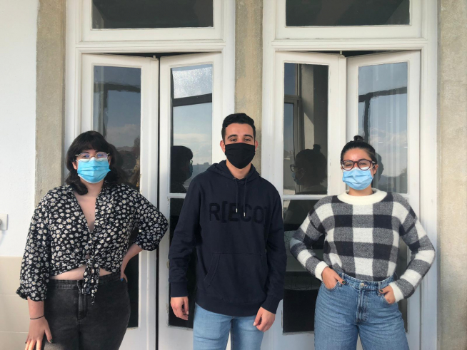 Adair Herranz, Jordi Andres y Sara Rodríguez, en la puerta de su casa de Lisboa.